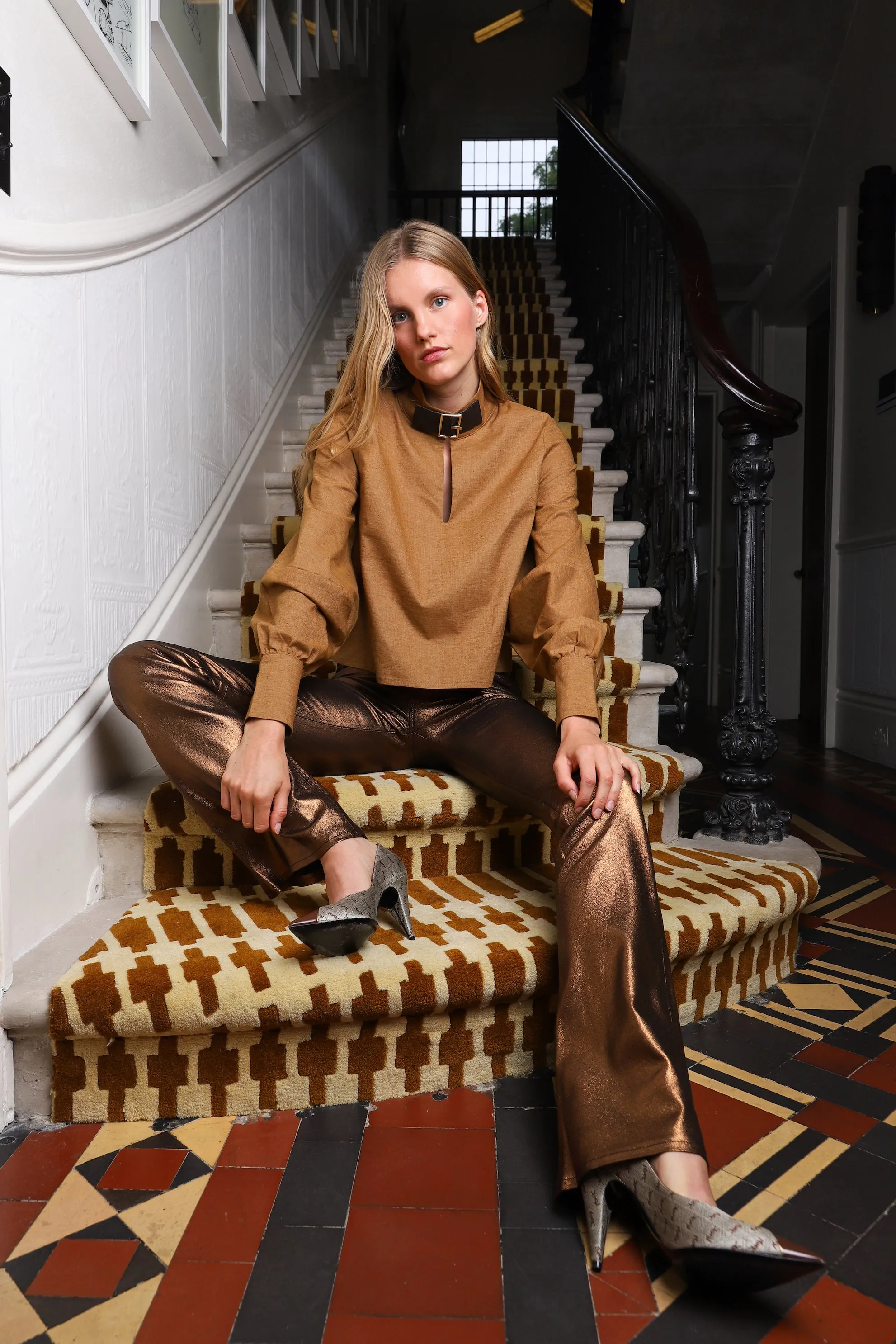Jocelyn BUCKLE-NECK TOP - TOFFEE/DARK BROWN